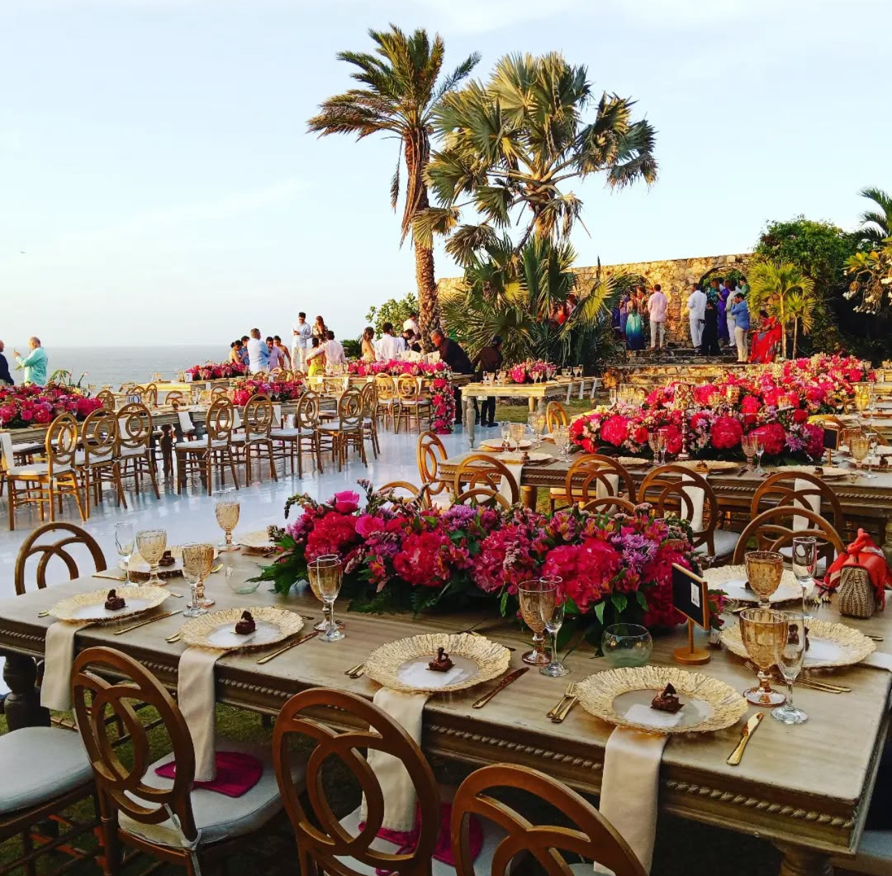 Arreglos de rosas frescas y coloridas