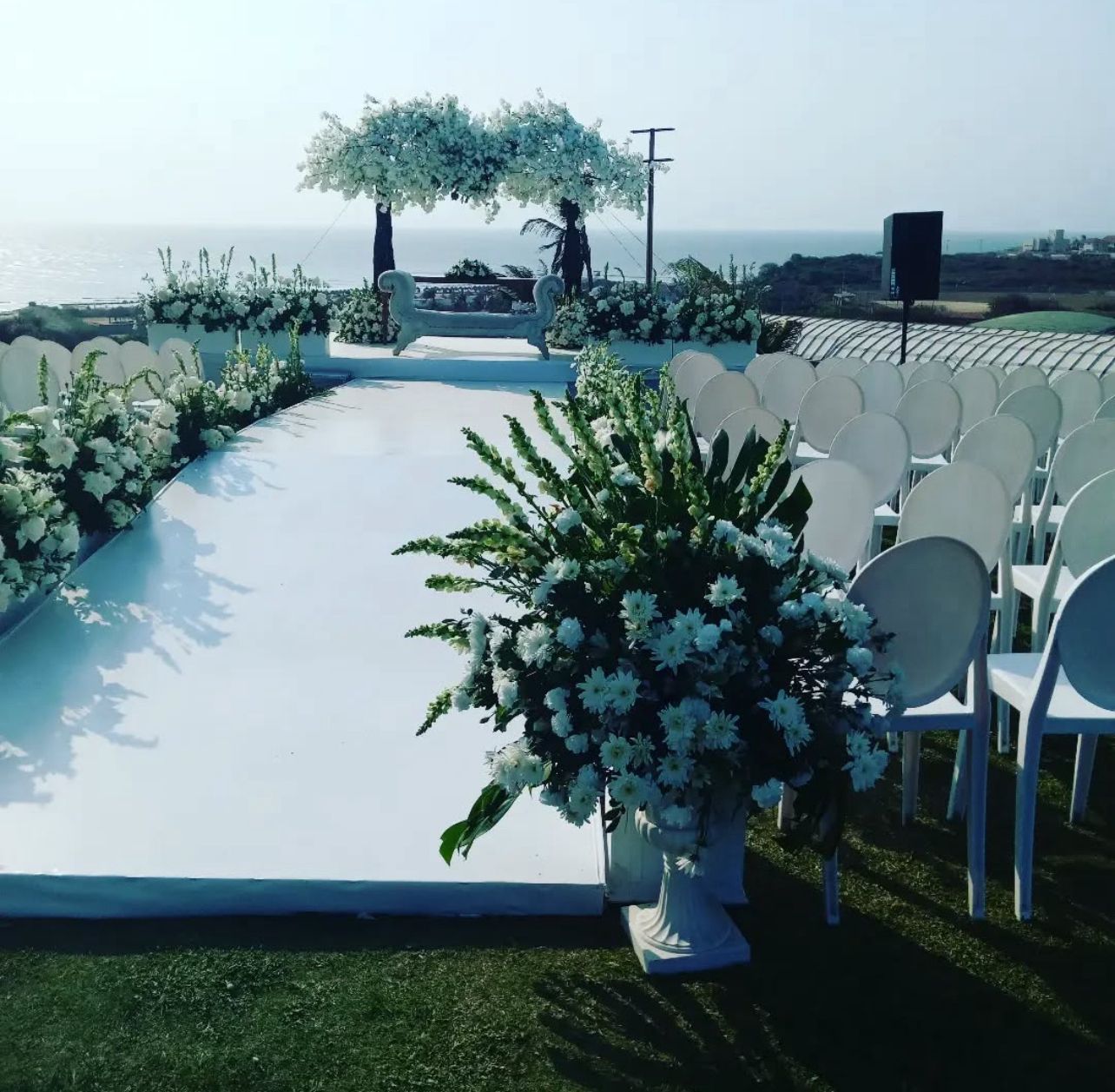 Ramo de novia elegante con rosas blancas