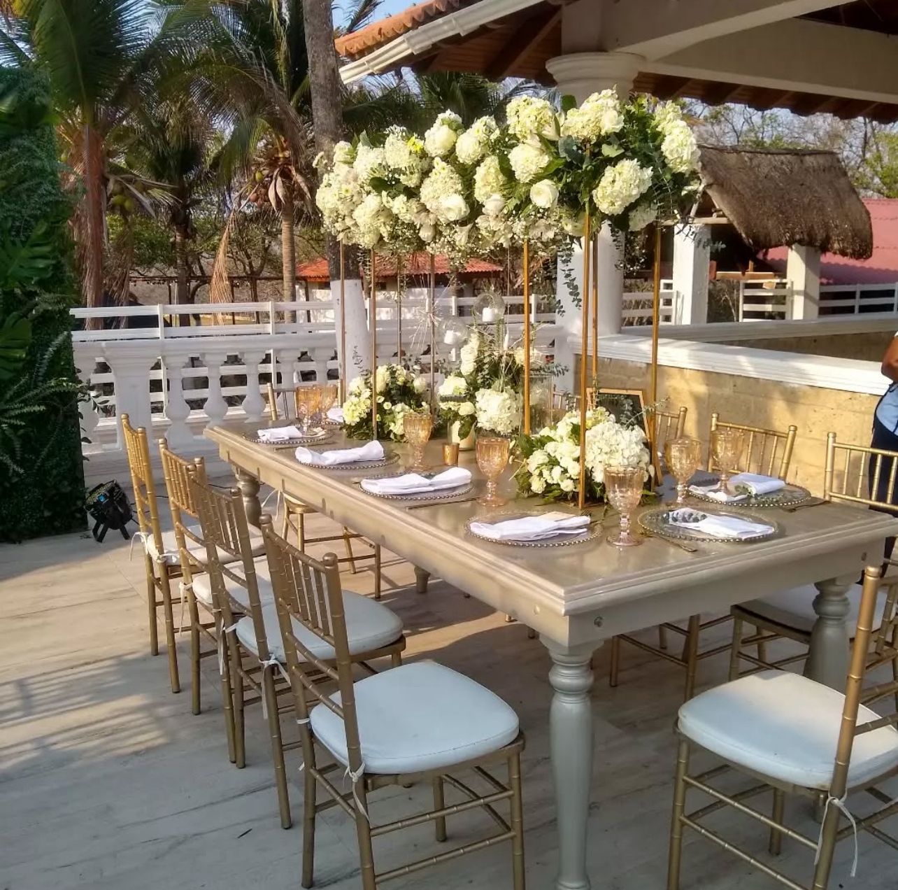 Decoración floral para ceremonia de boda